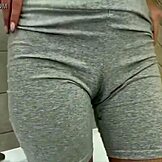 Wow! Tonåring kissar i shorts med våt fitta och exponerade ben