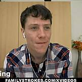 와! 큰 젖가슴 스텝맘 카렌 피셔, 틴들에게 타고 섹스하는 법 보여줘!