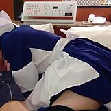 فتاة يابانية في زي ممرضة تحصل على لعق وكريم باي. زوجان منزليان يشاركان لحظات حميمة مع صديقة جميلة.