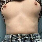 Турецкая девушка трясется сильно в рваных джинсах