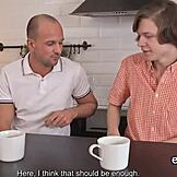 Kluku, ten chudák nechá kamaráda šukat svou přítelkyni za prachy! divoká teen 18+ skupinová akce fakt 😜