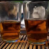 Νεαρός άντρας αναλαμβάνει την καμπύλη κυρία σε ζεστή δράση;