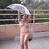 verdorven huisvrouw zwaait zonder slipje in vintage volledige video