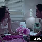 Freya Parker comel 18+ tolong boyfriend adik tiri keluar untuk kongkek cepat.