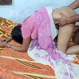 देसीहॉटकपल्स इंडियन वाइफ को घर पर डॉगी स्टाइल में स्लैम किया जाता है