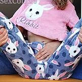 Stiefvater reizt Stieftöchter nasse Muschi und kleine 18+ Titten hart in Pyjamas