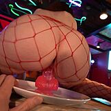 Zakačen sam gledajući te kako se prstima na toj barskoj stolici upravo sada!