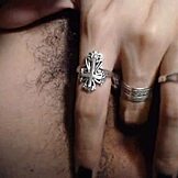 高清特写：手指玩弄我厚厚的肥阴唇，同时张开湿润的屁股