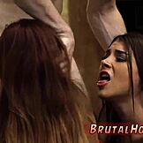 וואו, אבא חורג מחלק סטירות קשות לבת של החבר שלו לעונש!