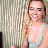 Spinner micuță cu cur mare ia o pulă uriașă. Sesiunea hardcore în aer liber întoarce capetele.