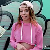 Cewek 18+ slam kontol gede di gang umum.