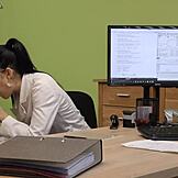 Kétségbeesett lány eladja a puncit a főnöknek gyors pénzért