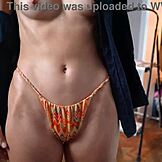 Stiefmutter erwischt Sohn hart, hilft ihm schnell auf ihrer Muschi zu kommen