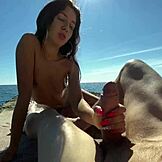 Offentlig nøgen strand håndjob gør ham så tændt