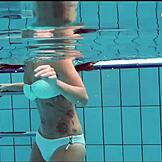 Ik ben geobsedeerd door haar hete tieten en geschoren kut in het zwembad!