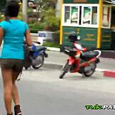 Interracial pov akcija z lačno azijsko pičko, ki želi turistično pozornost.