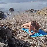 Hej, pozri si tohto exhibicionistu ako bliká kkt nudistickej milf na pláži!