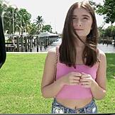 Sjenert 18+ jente invitert til å bli med gutter på moro i en van