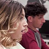 Iso tissit MILF opettaja panee nuoria 18+ oppilaita villissä kolmikossa