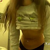 Verdorie! Riskante masturbatie in vliegtuig toilet, bijna betrapt zonder slipje!