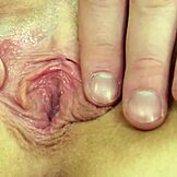 Prirodna tinejdžerka 18+ širi usku pičku za hrabru defloraciju