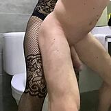 Трахнула мужа в туалете и вылизала ему жопу 😜