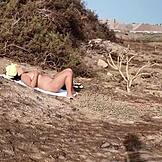 Поймана пышная нудистка с вуайером-незнакомцем в саду