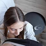 Brunet cantik pelacur dengan braces tunggang orang asing di resort. Boyfriend tak tahu!