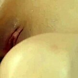 야, 이 일본 여자 오일 바르고 크림파이 받는 거 볼래?