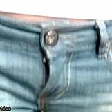 Девчачий ледибой улыбается, играя со своими круглыми сиськами