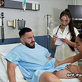 Sexy hnedovlásky lekárky testujú tvrdý kokot v nemocničnej 4some. Ich hardcore schopnosti ohromia každého pacienta.