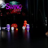 Morena Marcelly Melo dreglar på leksak i genomskinlig röd lingeri