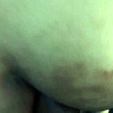 زوجة الأب في فستان تذهب مجنونة مع غوص في المهبل في الهواء الطلق