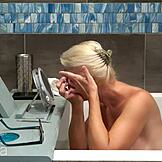 Badning med MILF Stella i episode 1. Hendes kæmpe barberede mus og kropsbarbering er helt vanvittig.