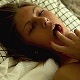 אנג'ליקה הטינאייזרית השזופה היפה בת 18+ מגרסת את הכוס הרטובה שלה לבד