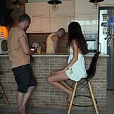 Femme infidèle se fait éjaculer dessus par trahison d'amis