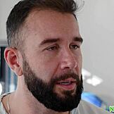 Môže sexi blondínka tínedžerka vysvetliť Nuru masáž klientovi?