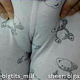 игра в пижами с голям задник MILF в легинси