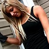 แฟนสาวเซ็กซี่ของฉันล่อใจข้างนอกในชุดชั้นในขณะสูบบุหรี่