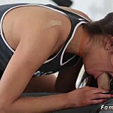 טין חמה עם ציצים ענקיים ב-HD מתעסקת קשה עם סבא חורג