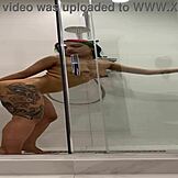 Hej Roxy, prečo sa dotýkaš sama nahá v sprche?