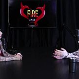 부패한 경찰이 감옥에서 틴 18+들과 상호작용하다