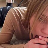 Blondi legginseissä ottaa kyrvän syvälle tiukkaan pilluun