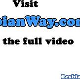 Tinejdžerka beba seda na lice stepmame za close-up pogled