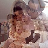 Moden stedfar forfører blond kjæreste for morgen moro i Daddy4k stil