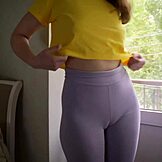 वाओ! सौतेली बहन टाइट लेगिंग्स में जिम पर ह्यूज कैमेलटो पसी से टिज करती है!