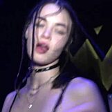 schattige tiener 18+ taya tutsi stroopt naakt om te dansen in openbare disco