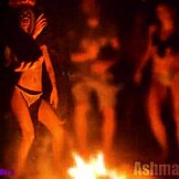 Sem samo očarana, ko se razkazujem topless na javnem pokopališču. Počasni posnetek kurbe majičnih vibracij!