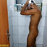 В банята се възбудих толкова, че се мастурбирах на огромна черна пишка и свърших здраво! 😈💦