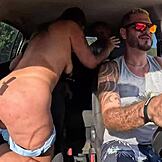 Ted scorer en tur og en latina novinha i baksete-action.